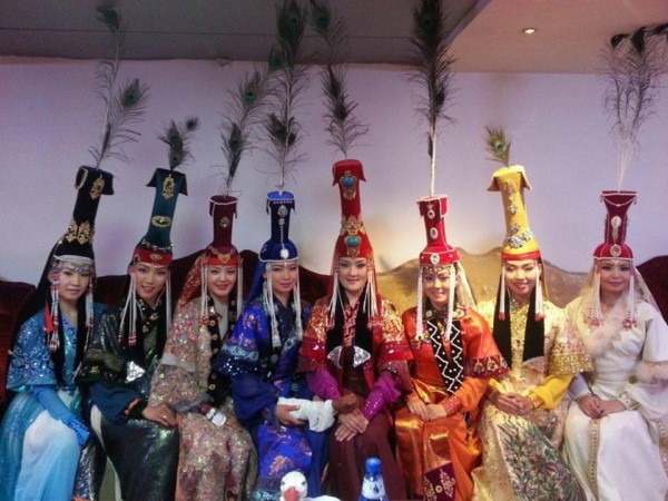 Үндэсний хувцастай, үзэсгэлэнт Монгол бүсгүйчүүдийн зурагнаас